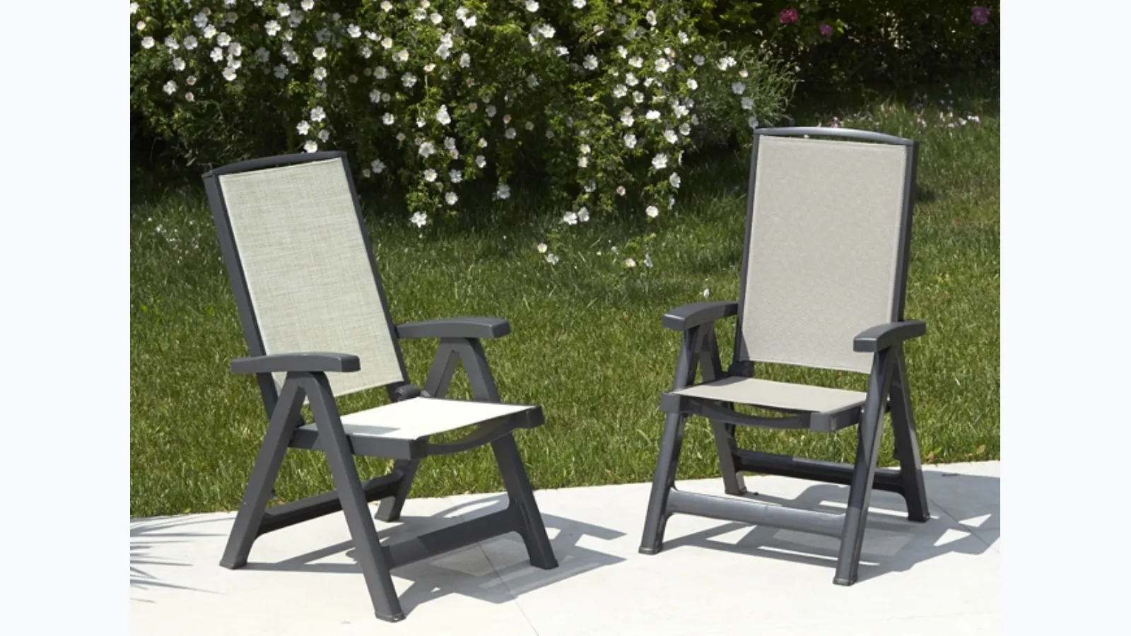 Folding armchair with polypropylene structure and seat and backrest in breathable, water-repellent Esmeralda Lux fabric by Scab Design.