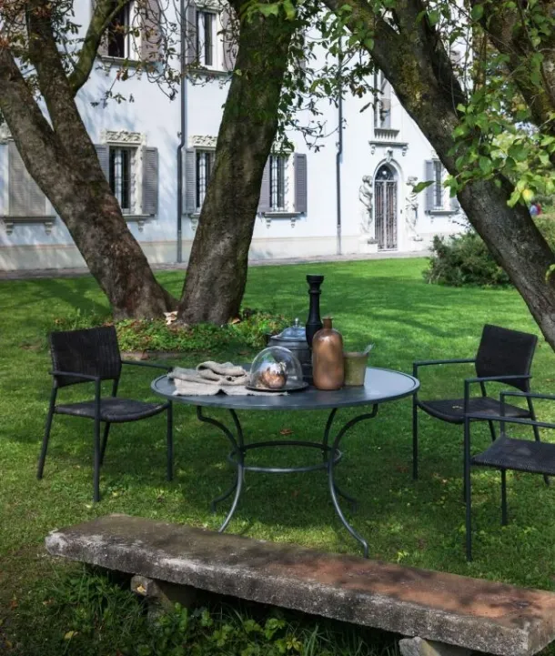 Unopiù's synthetic fiber and metal Experience chair.