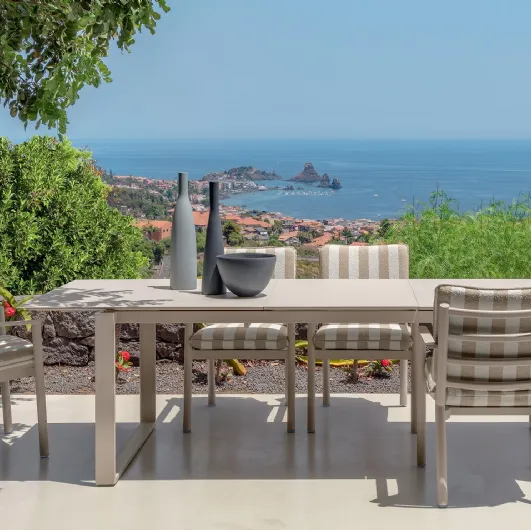 Extendable table and Finn chairs by Talenti.