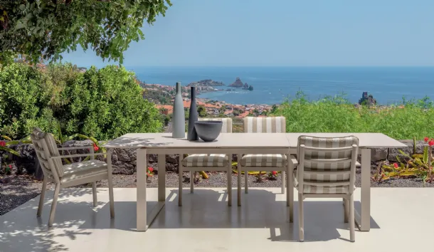 Extendable table and Finn chairs by Talenti.