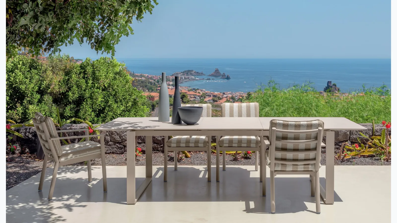 Extendable table and Finn chairs by Talenti.