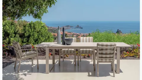 Extendable table and Finn chairs by Talenti.