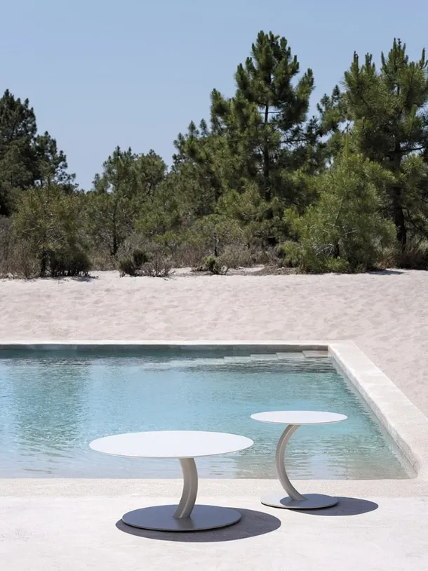 Flexion steel coffee table by Varaschin.