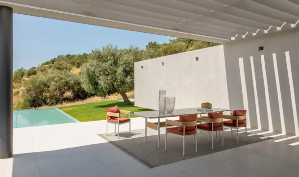 Table in stoneware and Chairs in wood and Flow fabric by Talenti.