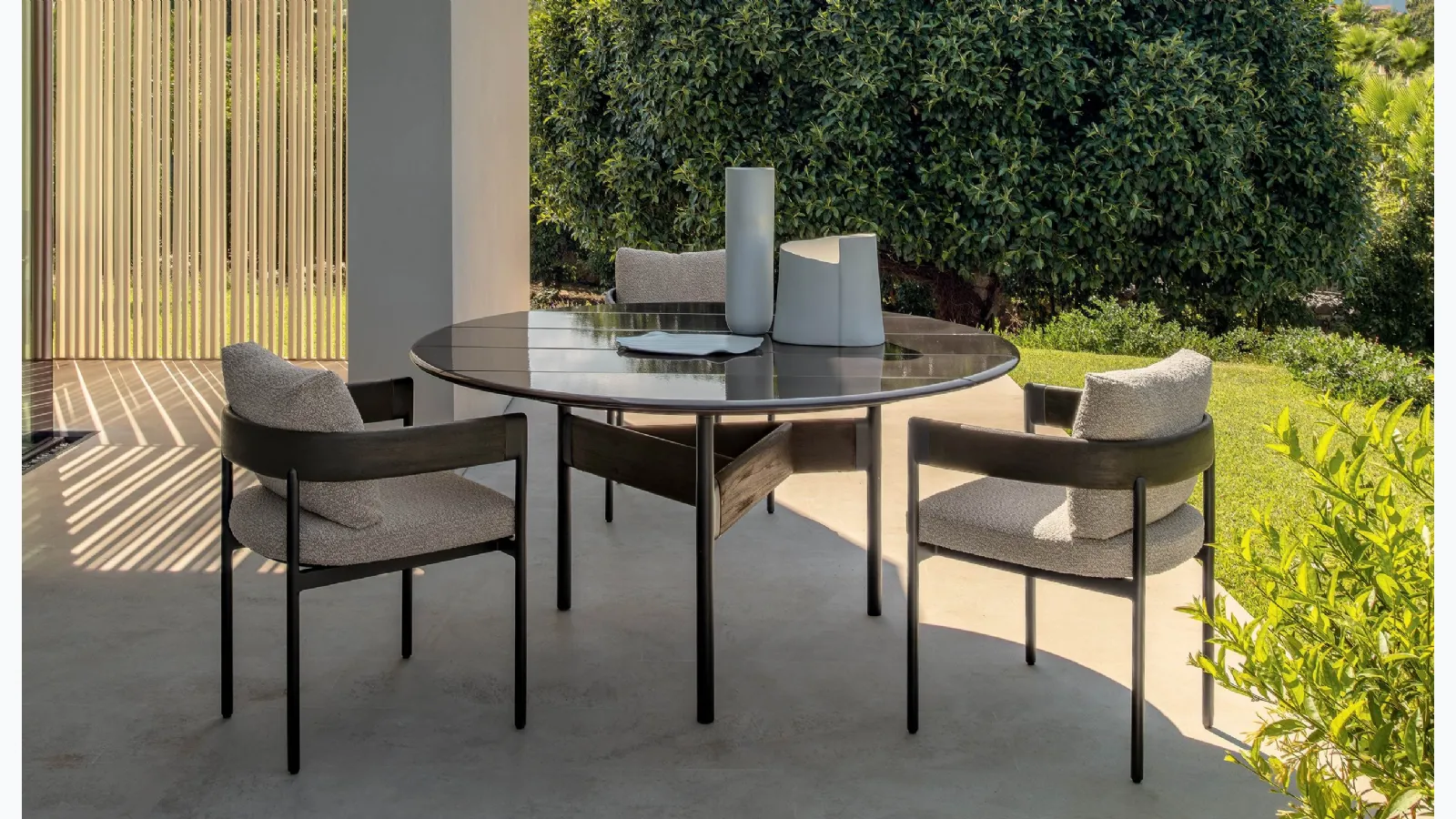 Table in stoneware and chairs in wood and Flow fabric by Talenti.