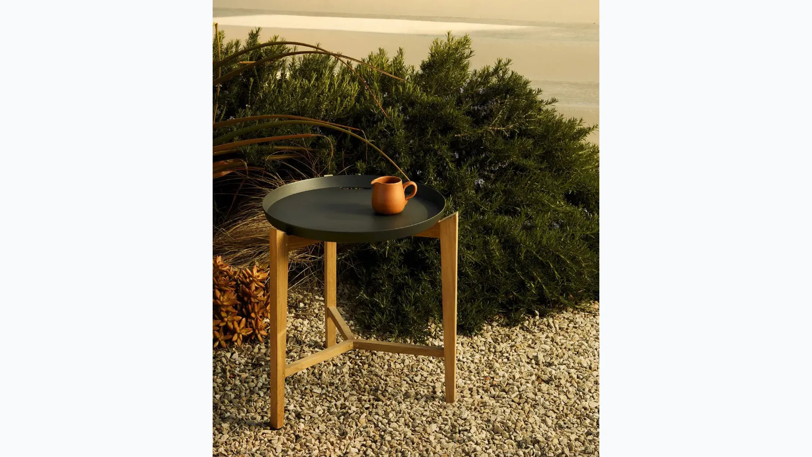 Fresbee coffee table in aluminum and teak by Unopiu.