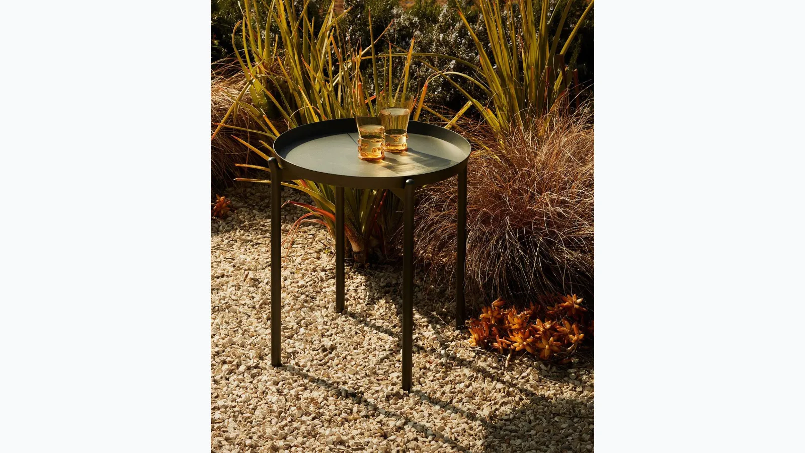 Fresbee aluminum coffee table by Unopiù.