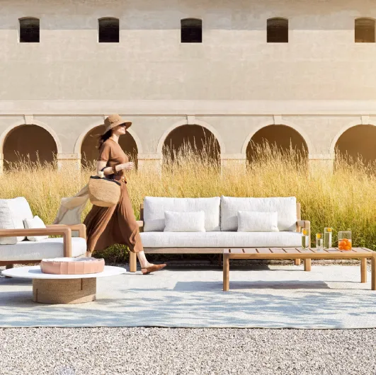 Gianna outdoor lounge in wood and Varaschin fabric