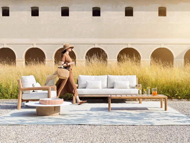 Gianna outdoor lounge in wood and Varaschin fabric