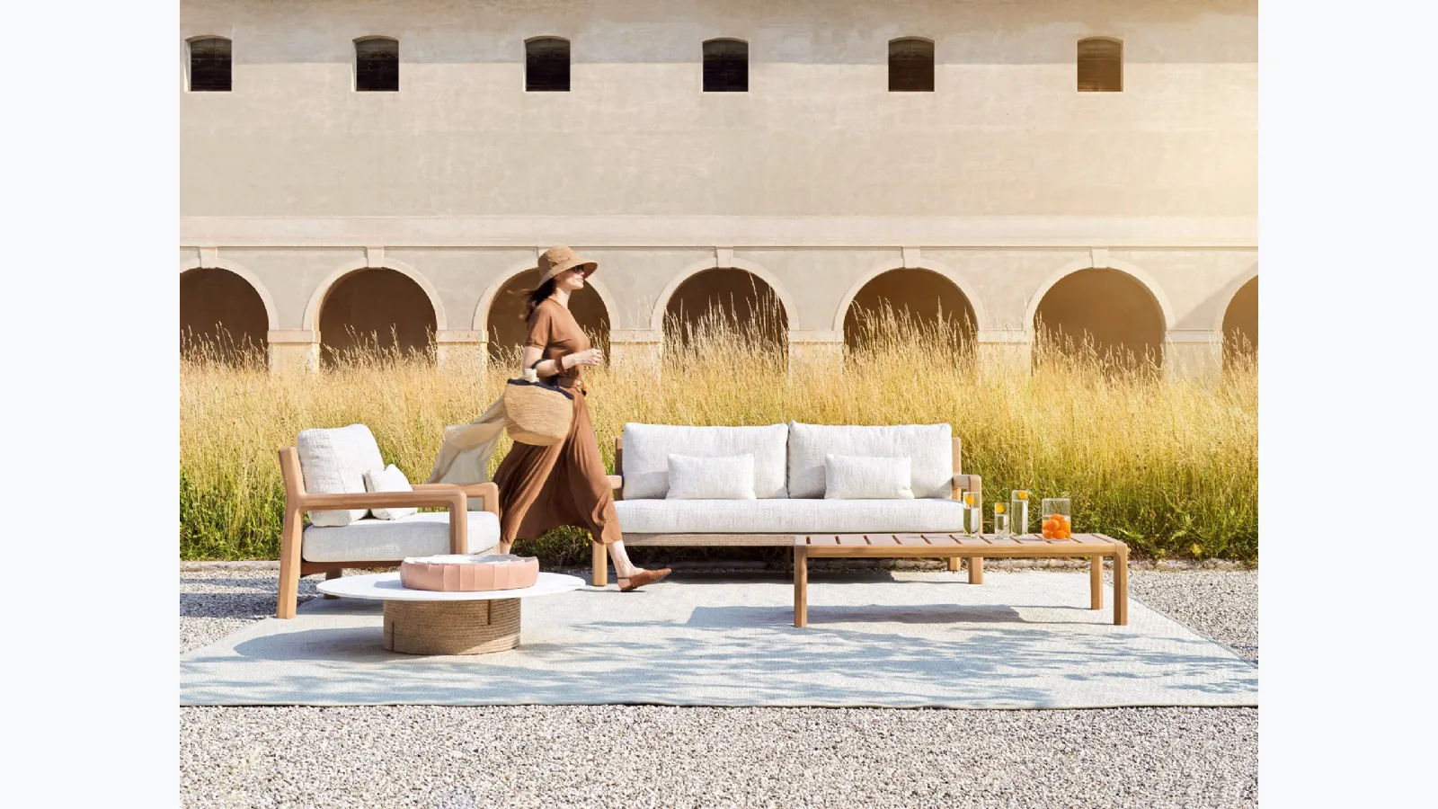 Gianna outdoor lounge in wood and Varaschin fabric