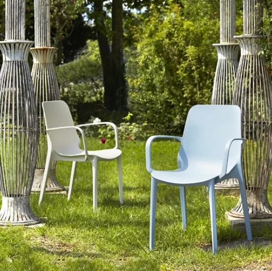 Ginevra garden chair in plastic with armrests by Scab Design.