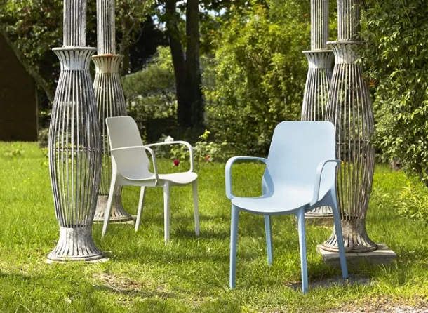 Ginevra garden chair in plastic with armrests by Scab Design.