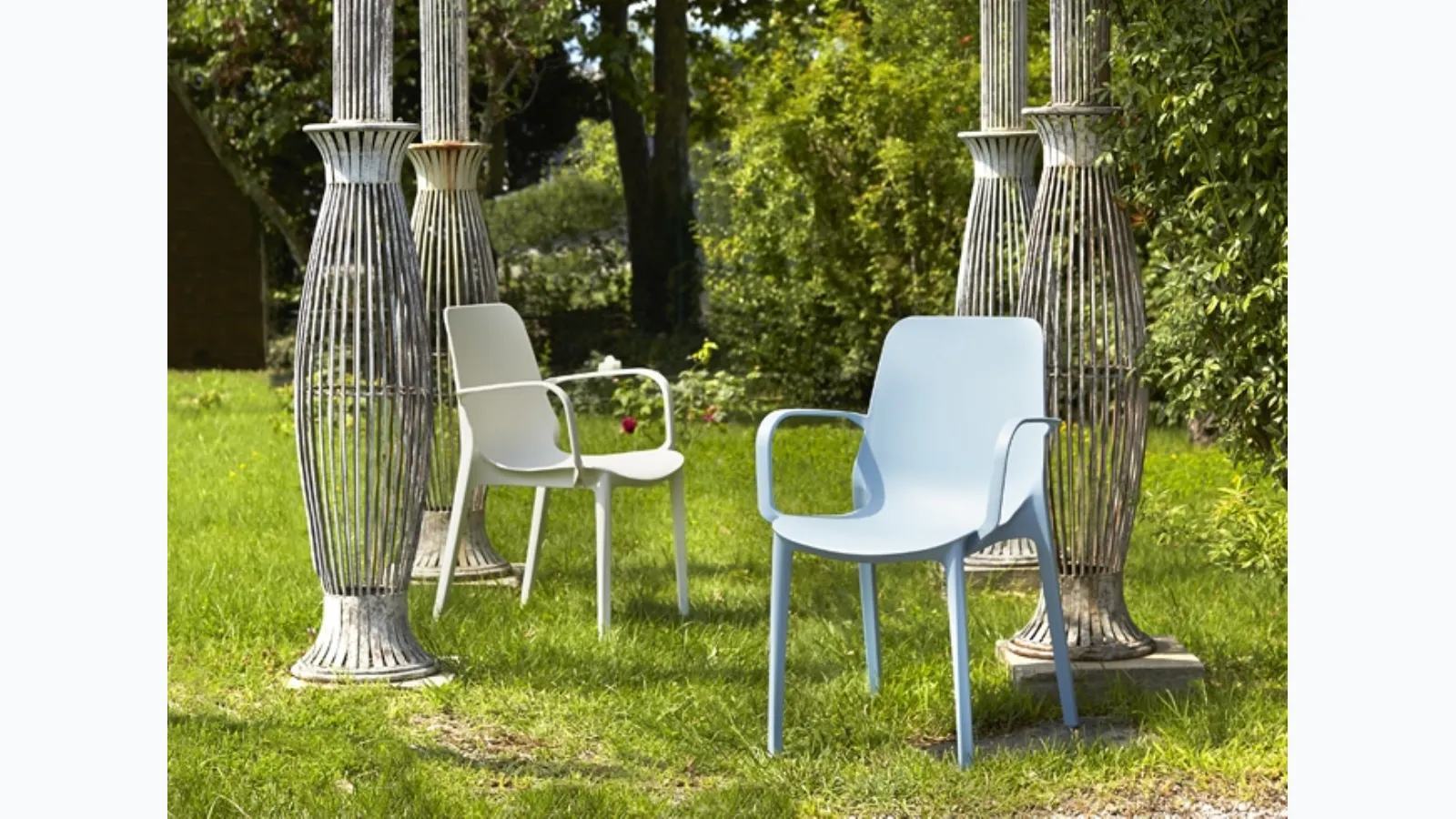 Ginevra garden chair in plastic with armrests by Scab Design.