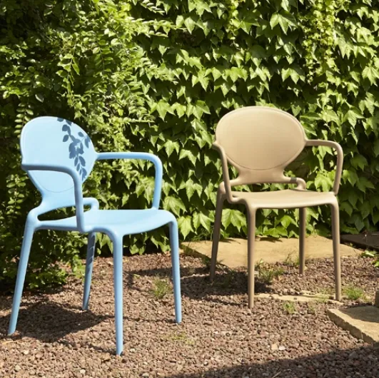 Comfortable and stackable outdoor armchair Giò by Scab Design.