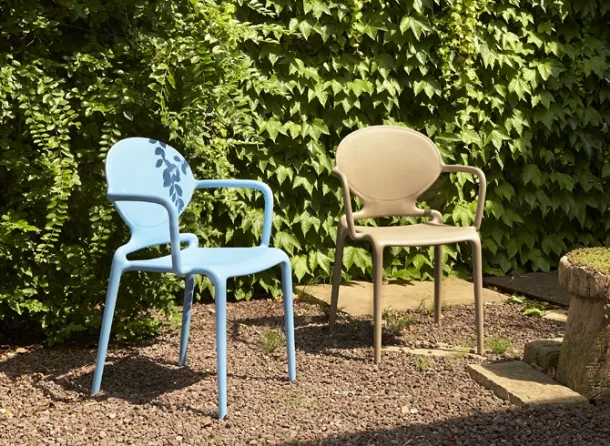 Comfortable and stackable outdoor armchair Giò by Scab Design.