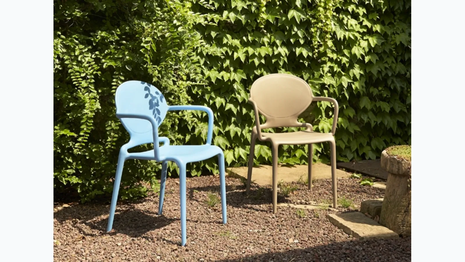 Comfortable and stackable outdoor armchair Giò by Scab Design.