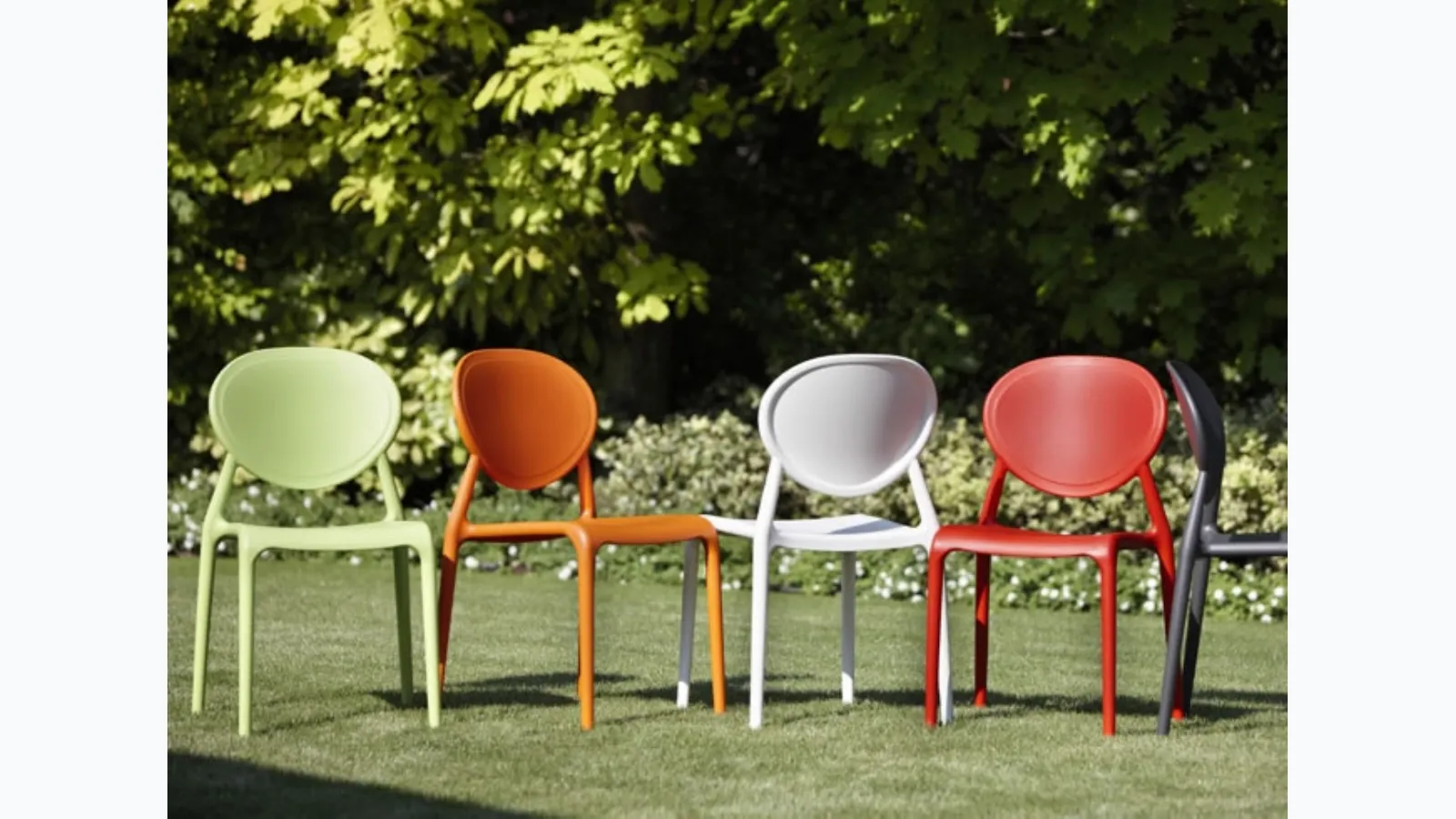 Comfortable and stackable armless outdoor chair Giò by Scab Design.
