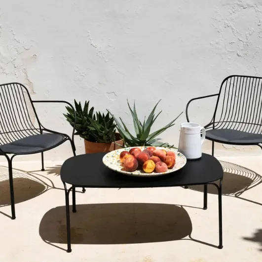 Hiray coffee table and armchairs by Kartell