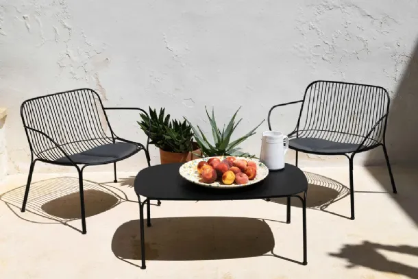 Hiray coffee table and armchairs by Kartell