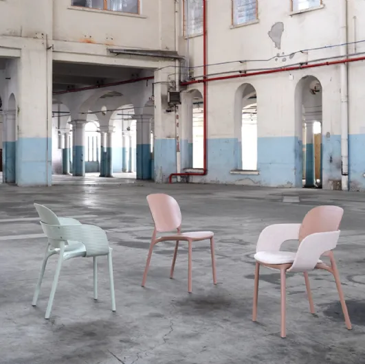 Outdoor chair in technopolymer with or without armrests with a rounded shape Hugh by Scab Design.