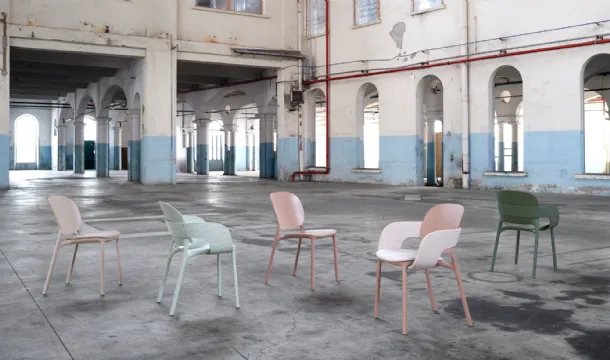 Outdoor chair in technopolymer with or without armrests with a rounded shape Hugh by Scab Design.