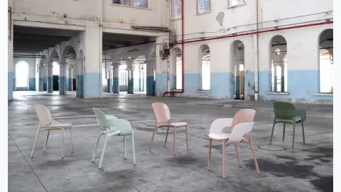 Outdoor chair in technopolymer with or without armrests with a rounded shape Hugh by Scab Design.