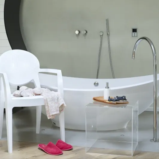 Stackable outdoor chair in white polycarbonate Igloo by Scab Design.