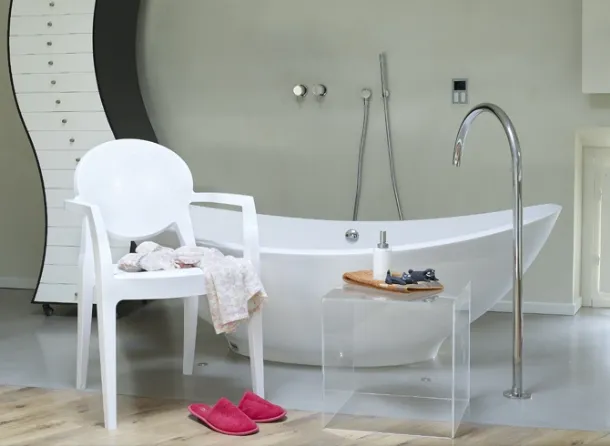 Stackable outdoor chair in white polycarbonate Igloo by Scab Design.