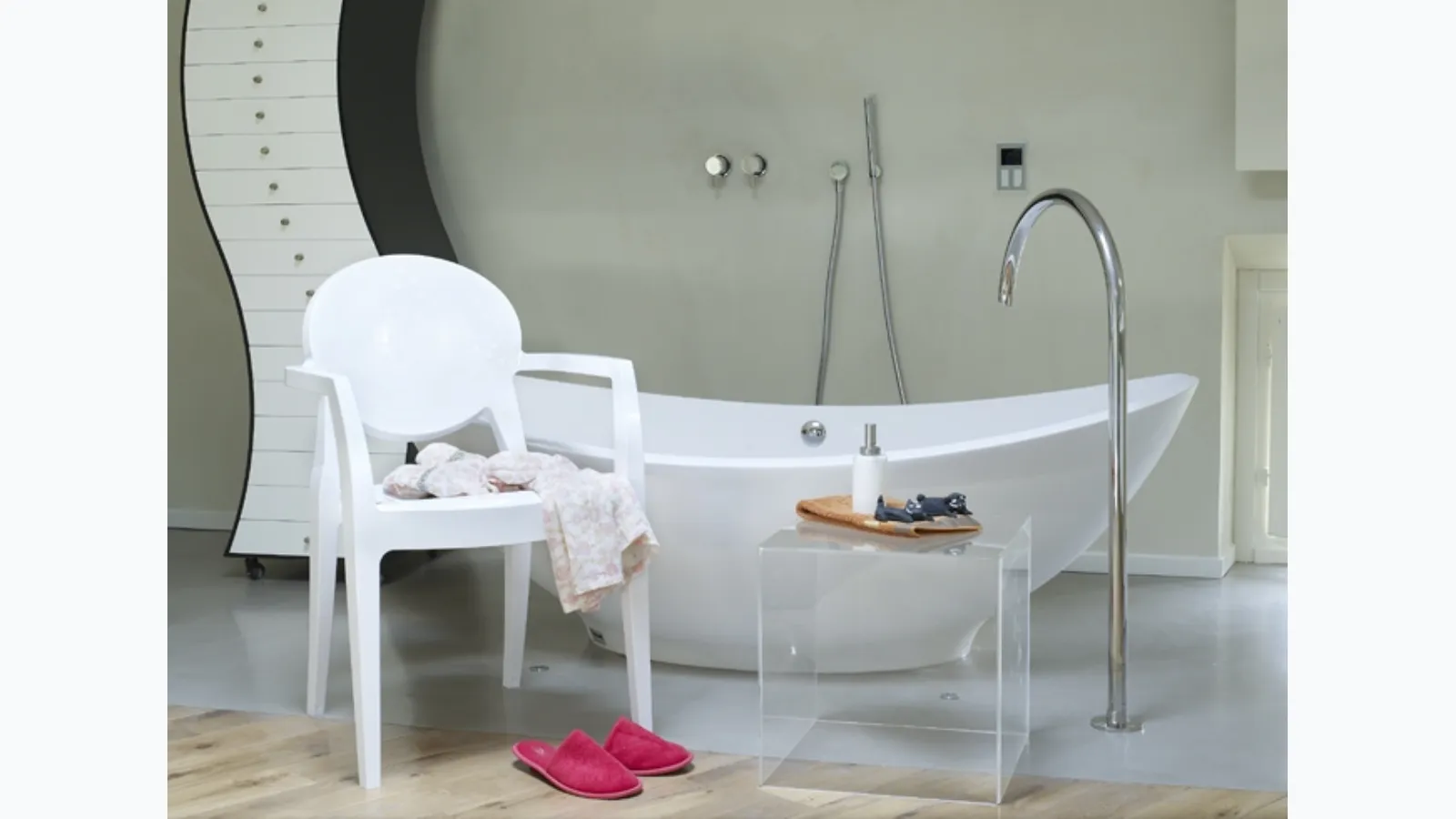 Stackable outdoor chair in white polycarbonate Igloo by Scab Design.
