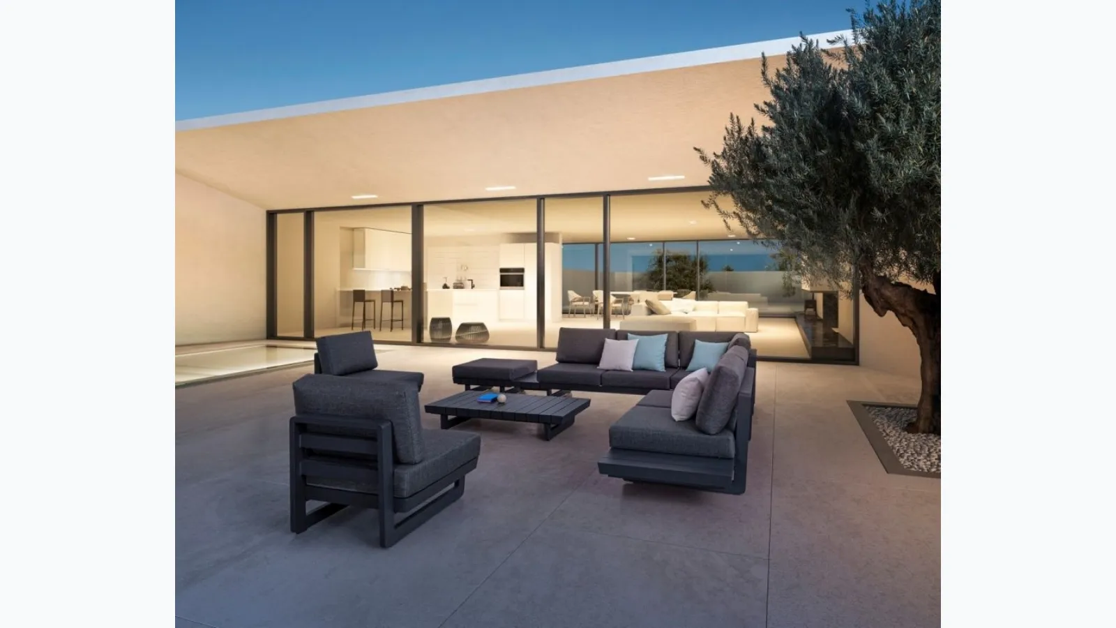Infinity outdoor furniture in aluminum and Bizzotto fabric.