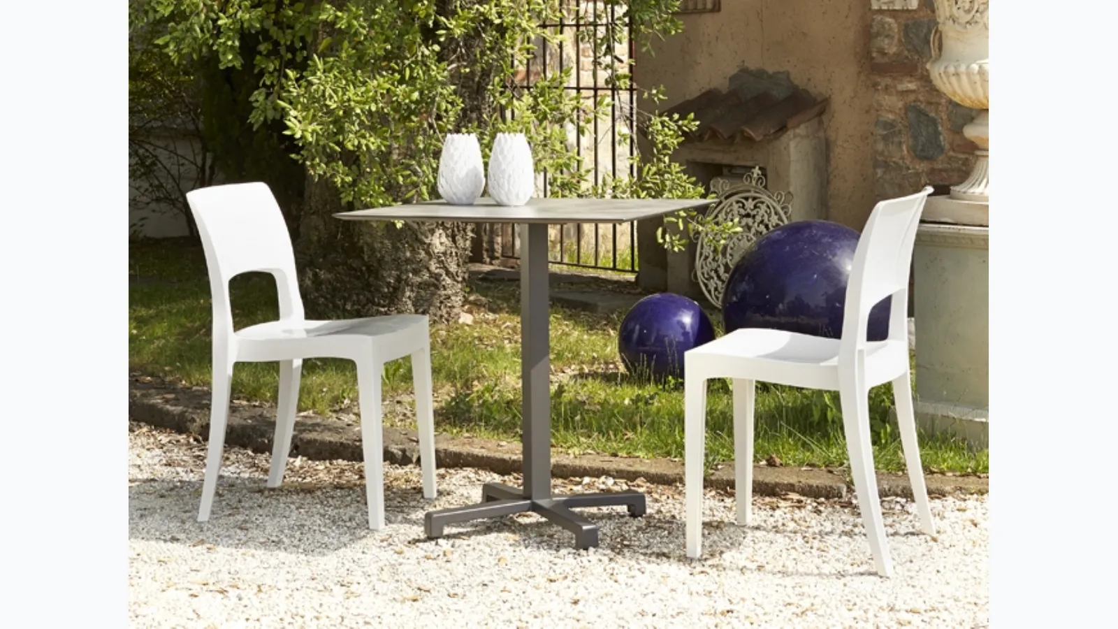 White outdoor chair Isy by Scab Design.