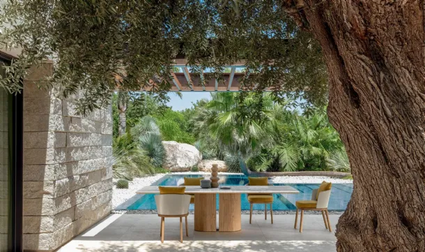 Marble and wood table and Polyurethane and wood chairs Itaca by Talenti.