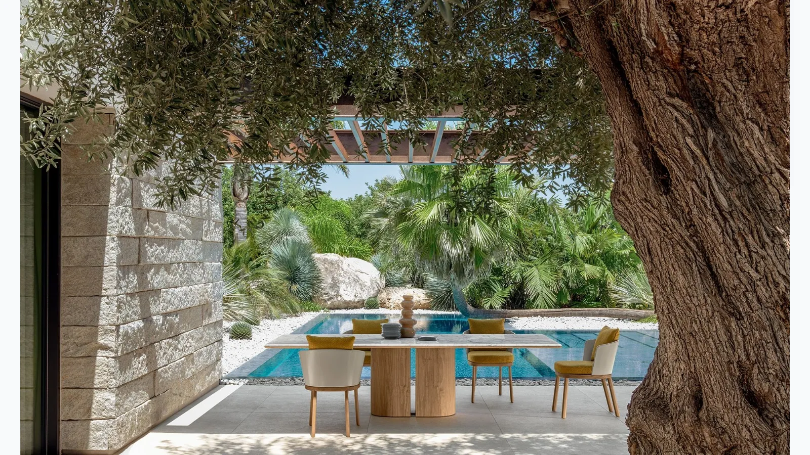 Marble and wood table and Polyurethane and wood chairs Itaca by Talenti.