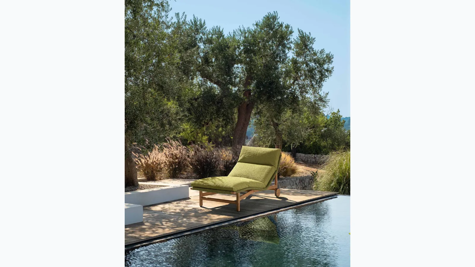 Jun sunbed in padded fabric and wood by Talenti.