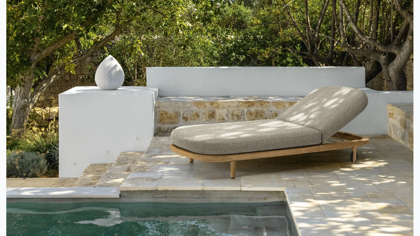 Karen fabric sunbed with a Talenti wooden structure