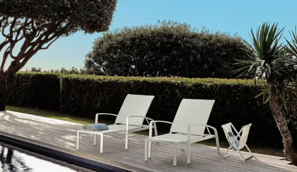 Lady sunbed in textilene and aluminum by Talenti.