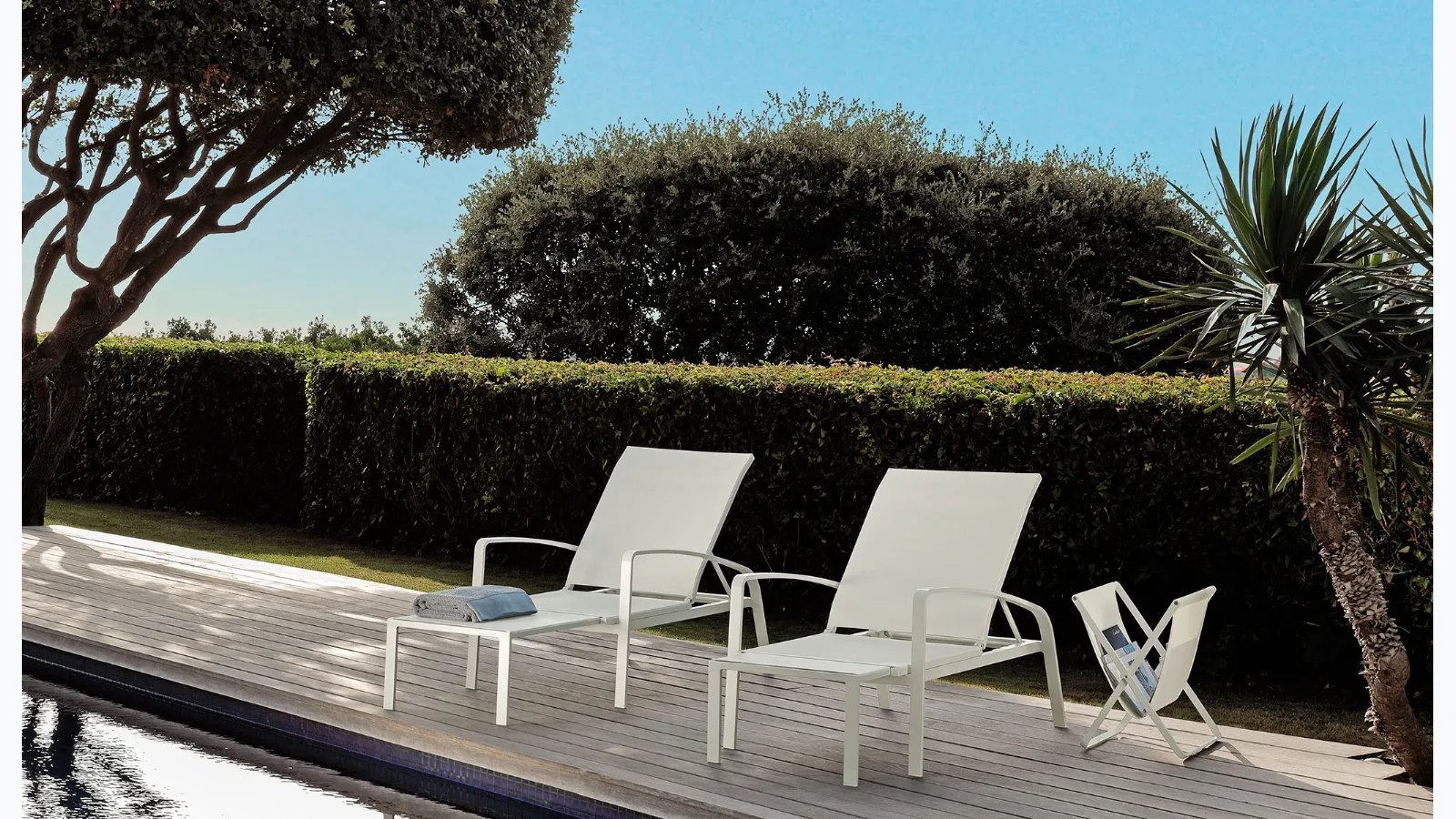Lady sunbed in textilene and aluminum by Talenti.