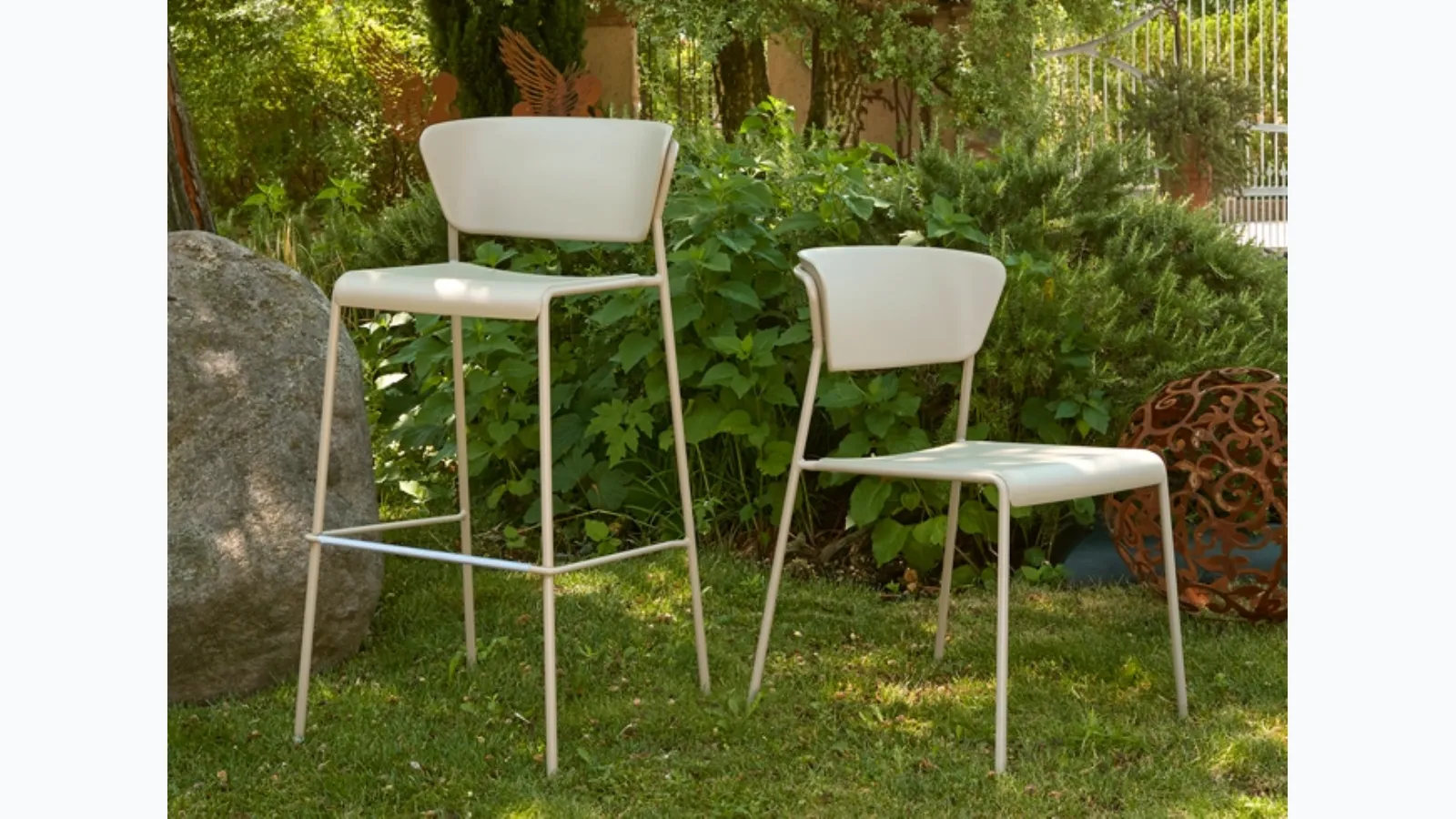 Chair and stool in technopolymer Lisa by Scab Design.