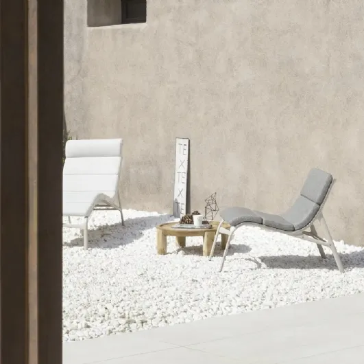 Longframe soft armrest outdoor cot by Alias