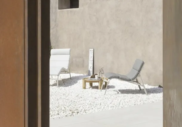 Longframe soft armrest outdoor cot by Alias