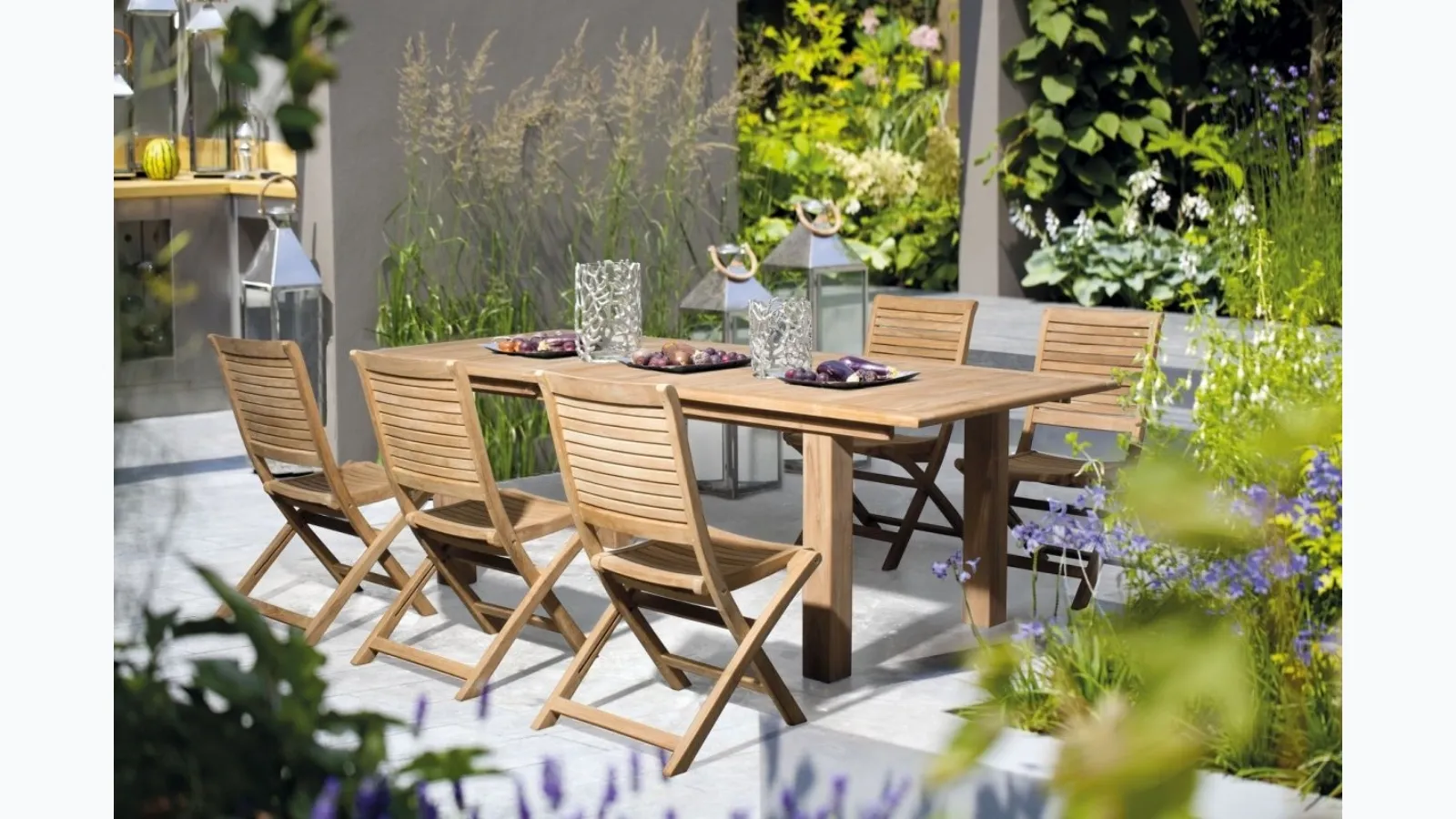 Table and Maryland teak chairs by Bizzotto.