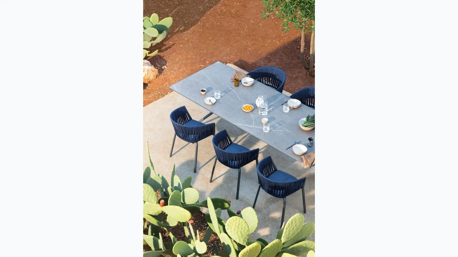 Rectangular table with porcelain stoneware top Moai by Fast.