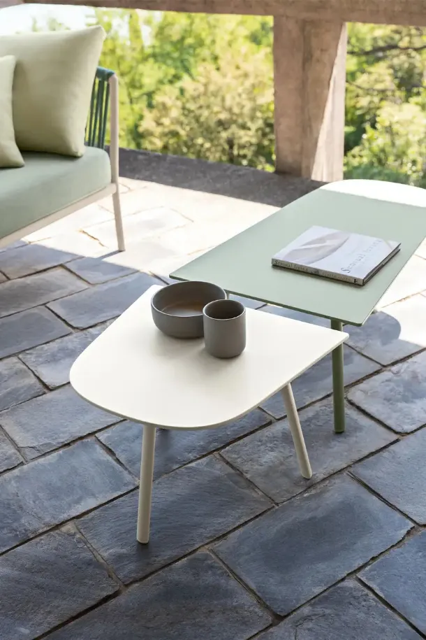 Aluminum table painted Mosaiko by Fast.