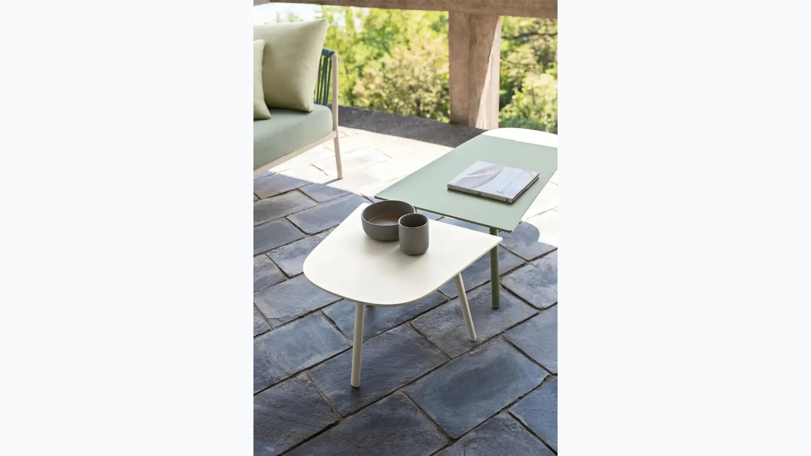 Aluminum table painted Mosaiko by Fast.