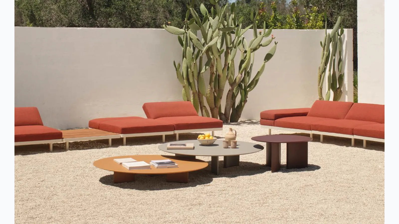 Naca coffee table in aluminum by Fast.