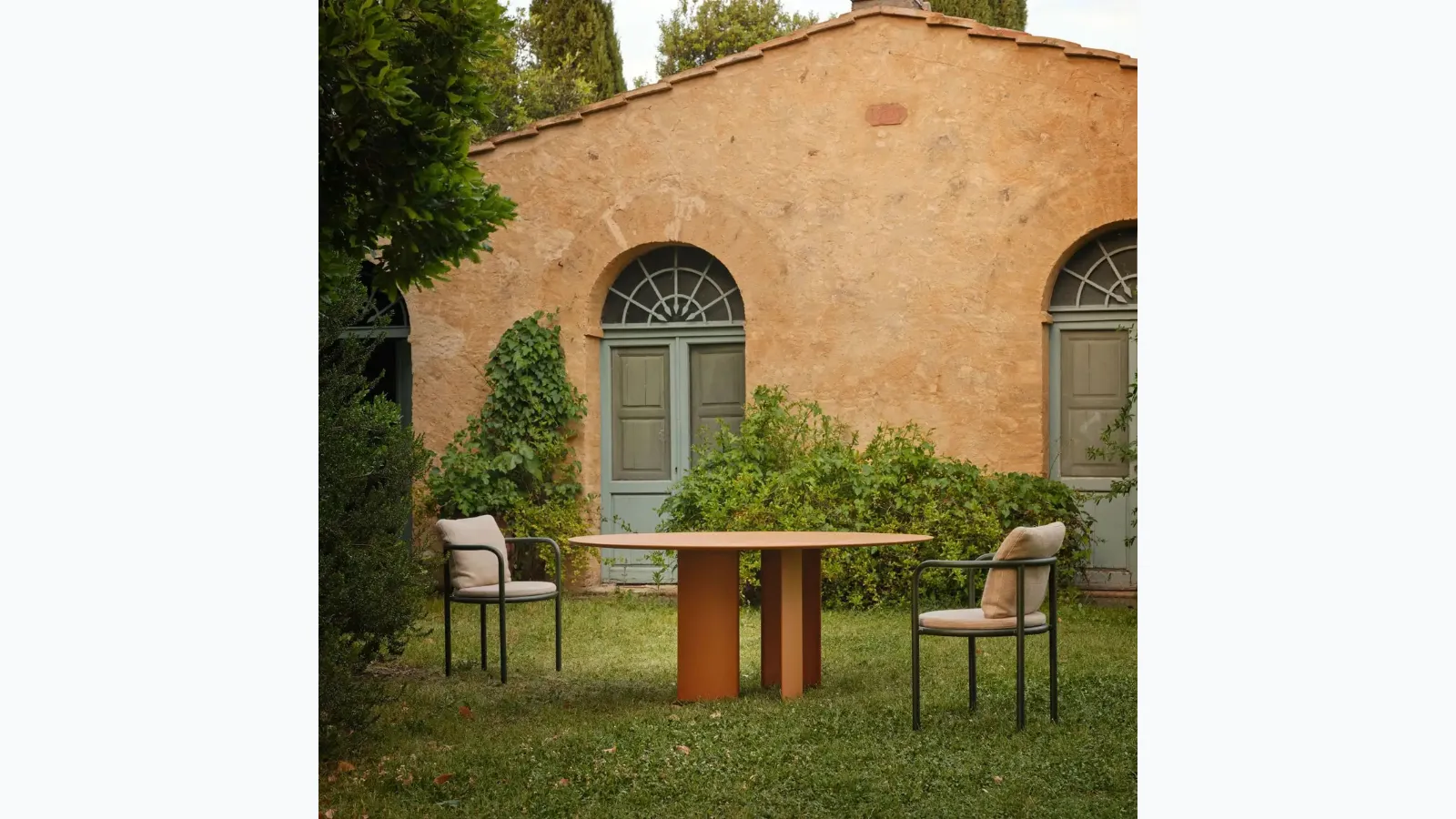 Round Naca table by Fast.