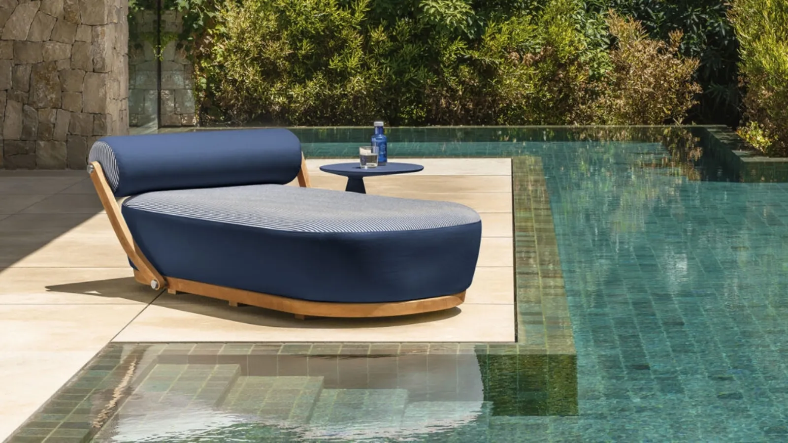 Sunbed Nami in padded fabric and Talenti wood