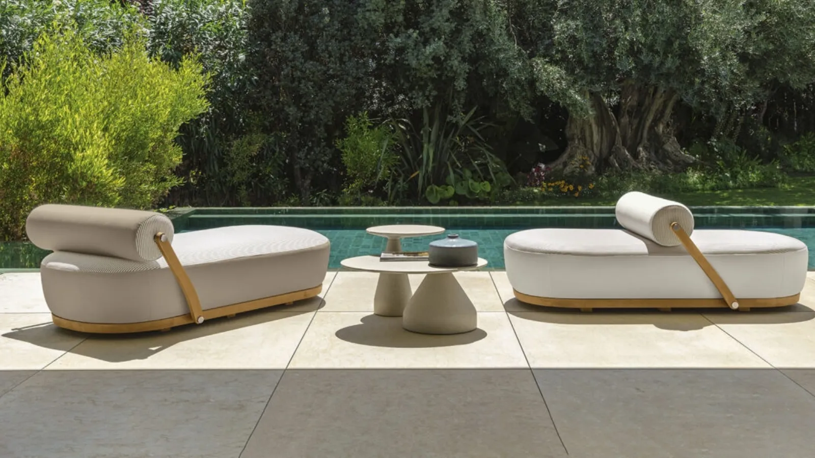 Sunbed Nami in padded fabric and Talenti wood.