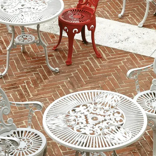 Table and chairs in painted aluminum Narcisi Omnia Selection by Fast.