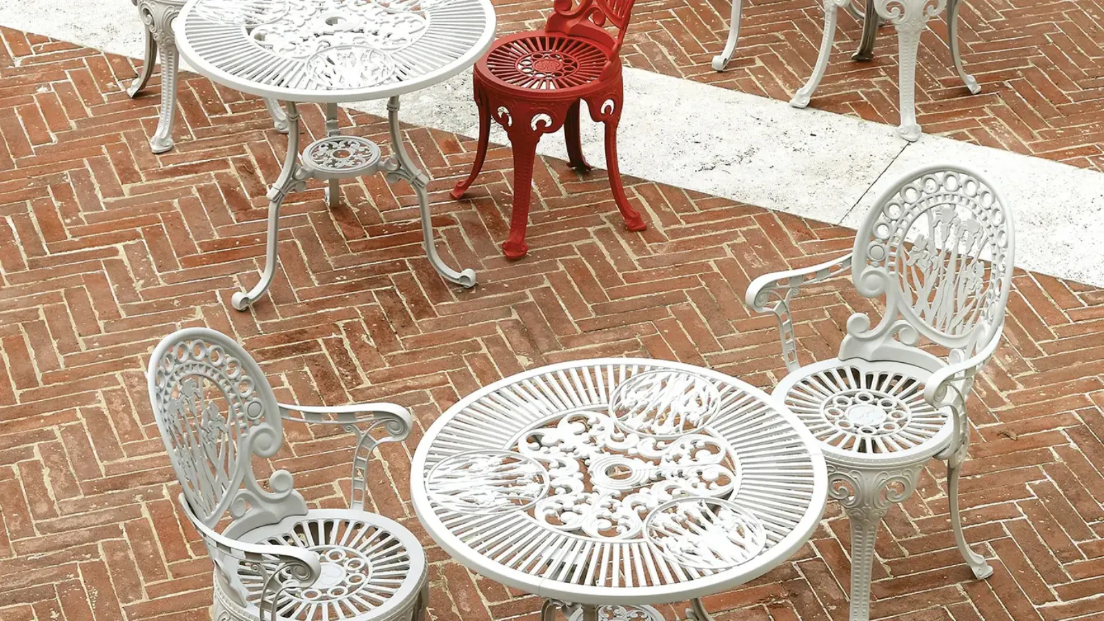 Table and chairs in painted aluminum Narcisi Omnia Selection by Fast.